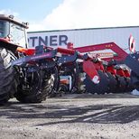 Déchaumeur à dents porté WARRIOR S, 2,40 à 4,20M, 3 rangées, rouleau 600mm, disques de nivellement, sécurité à double ressort non-stop, DA LANDTECHNIK