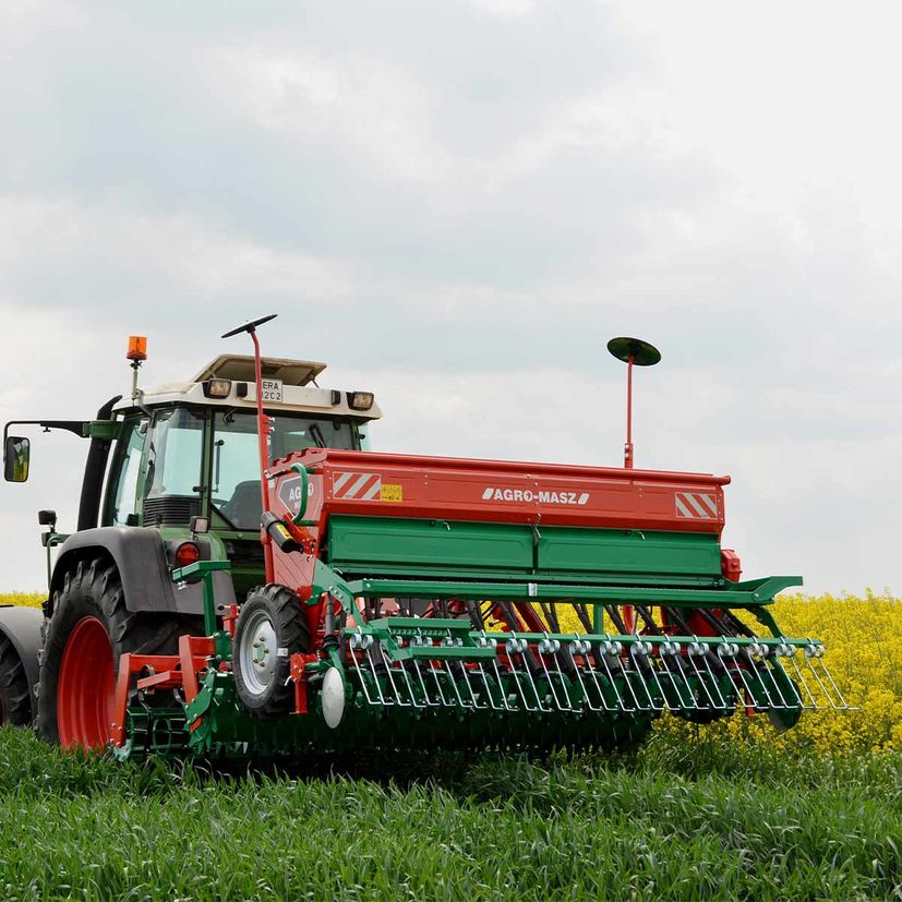 Combiné de semis AT30 + SR300, déchaumeur à disques avec port à court hydraulique et semoir à disques, AGROMASZ