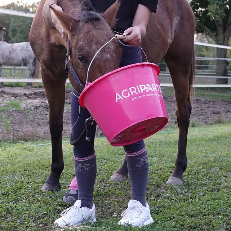 Seau plastique rose, 16 litres, avec poignée à l'anse molette, idéal pour tous les travaux de la ferme et usage alimentaire