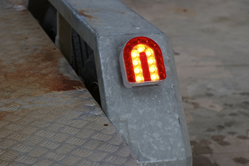 Feux LED signalisation sans fil sur remorque agricole