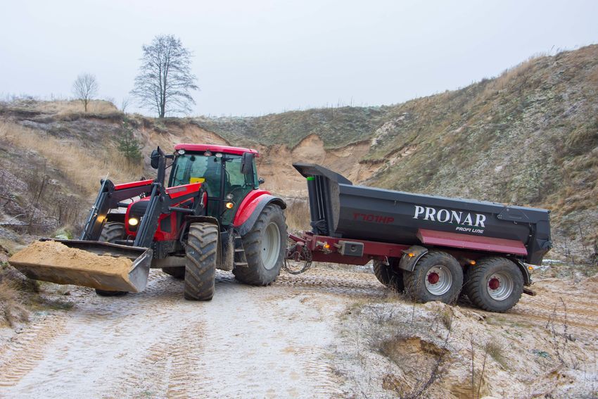 Benne PRONAR T701HP au travail