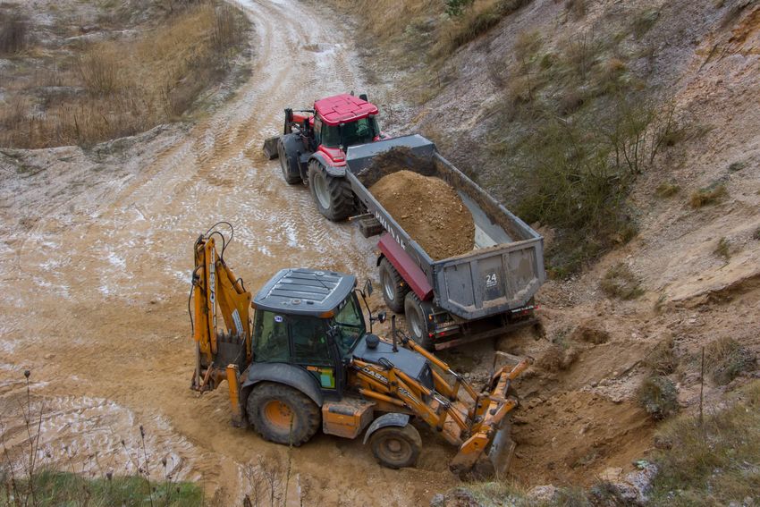 Benne PRONAR T701HP en condition de travail