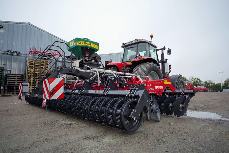 Déchaumeur BIZON 6m avec semoir DELIMBE