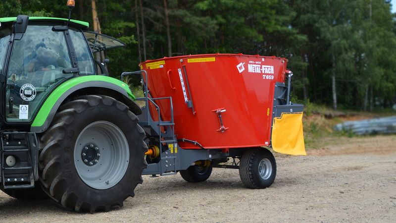 Mélangeuse BEL-MIX METAL-FACH dans la cour de ferme