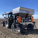 Distributeur d’engrais en inter-rang SPANDI, cuve 1400 litres, châssis acier galvanisé, largeur de travail de 4 à 12 rangs, FISSORE